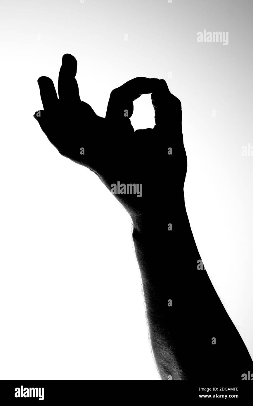 Schwarz-Weiß-Bild der Silhouette der Hand zeigt ok Geste Stockfoto