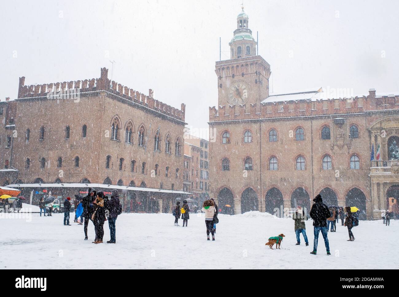 Die Leute genießen den Schnee fallen auf der Piazza Maggiore, Bologna, Emilia Romagna, Italien Stockfoto