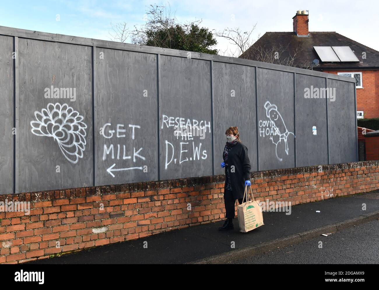 Anti-Impf-Propaganda Graffiti wurde an die Wände gesprüht, um eine stillgelegte Kneipe in Madeley, Telford, Shropshire. Anti-Impfstoff-Kredit: David Bagnall Stockfoto