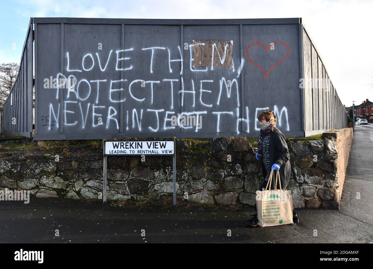 Anti-Impf-Propaganda Graffiti wurde an die Wände gesprüht, um eine stillgelegte Kneipe in Madeley, Telford, Shropshire. Anti-Impfstoff-Kredit: David Bagnall Stockfoto
