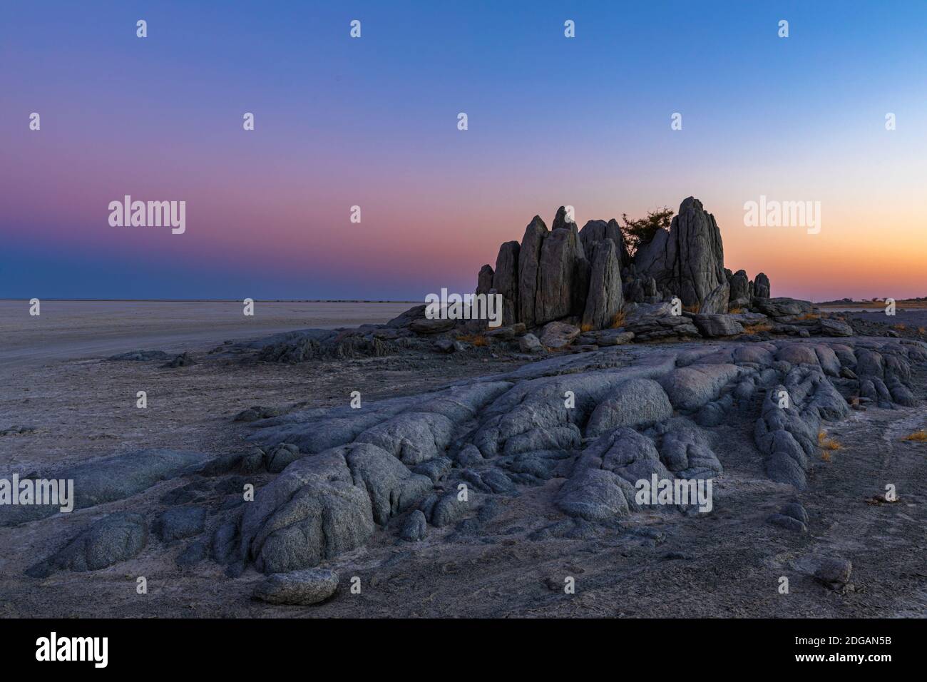 Monolith Felsen nach Sonnenuntergang auf Kubu Island Stockfoto
