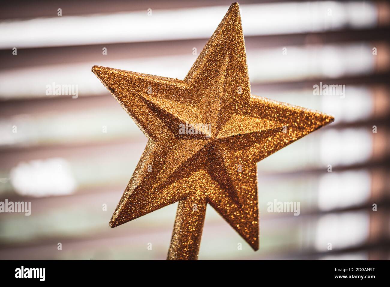 Ein goldener Glitzer-Stern für die Spitze eines Weihnachtsfestes Baum Stockfoto