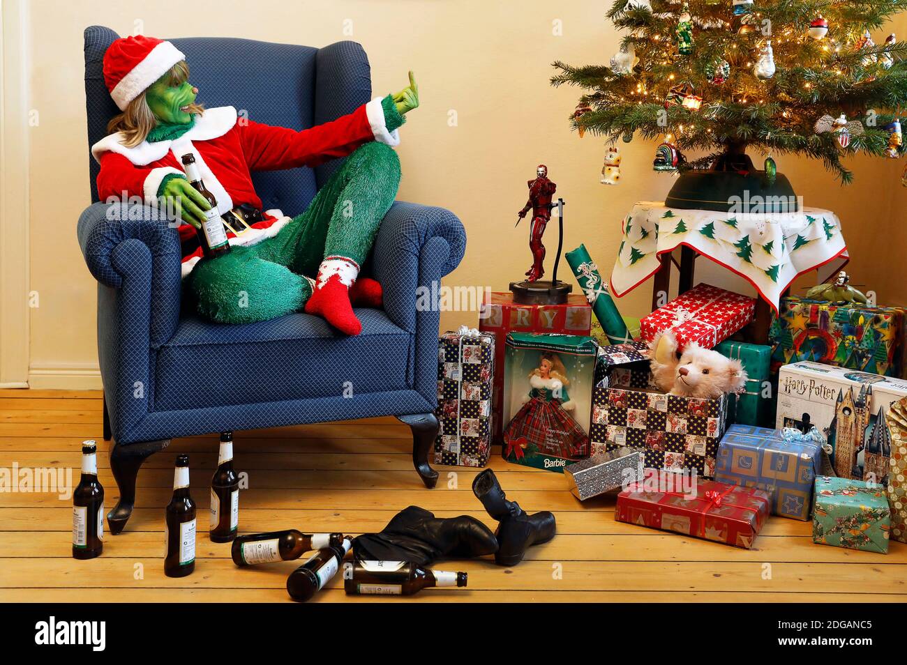 GEEK ART - Bodypainting und Transformaking: 'Der Grinch stiehlt Weihafteren' Fotoshooting mit Maria Skupin als Mrs. Grinch in der Villa Czarnecki. Hamelin, 7. Dezember 2020 - EIN Projekt der Fotografin Tschiponnique Skupin und der Bodypainters und Transformatoren Enrico Lein Stockfoto