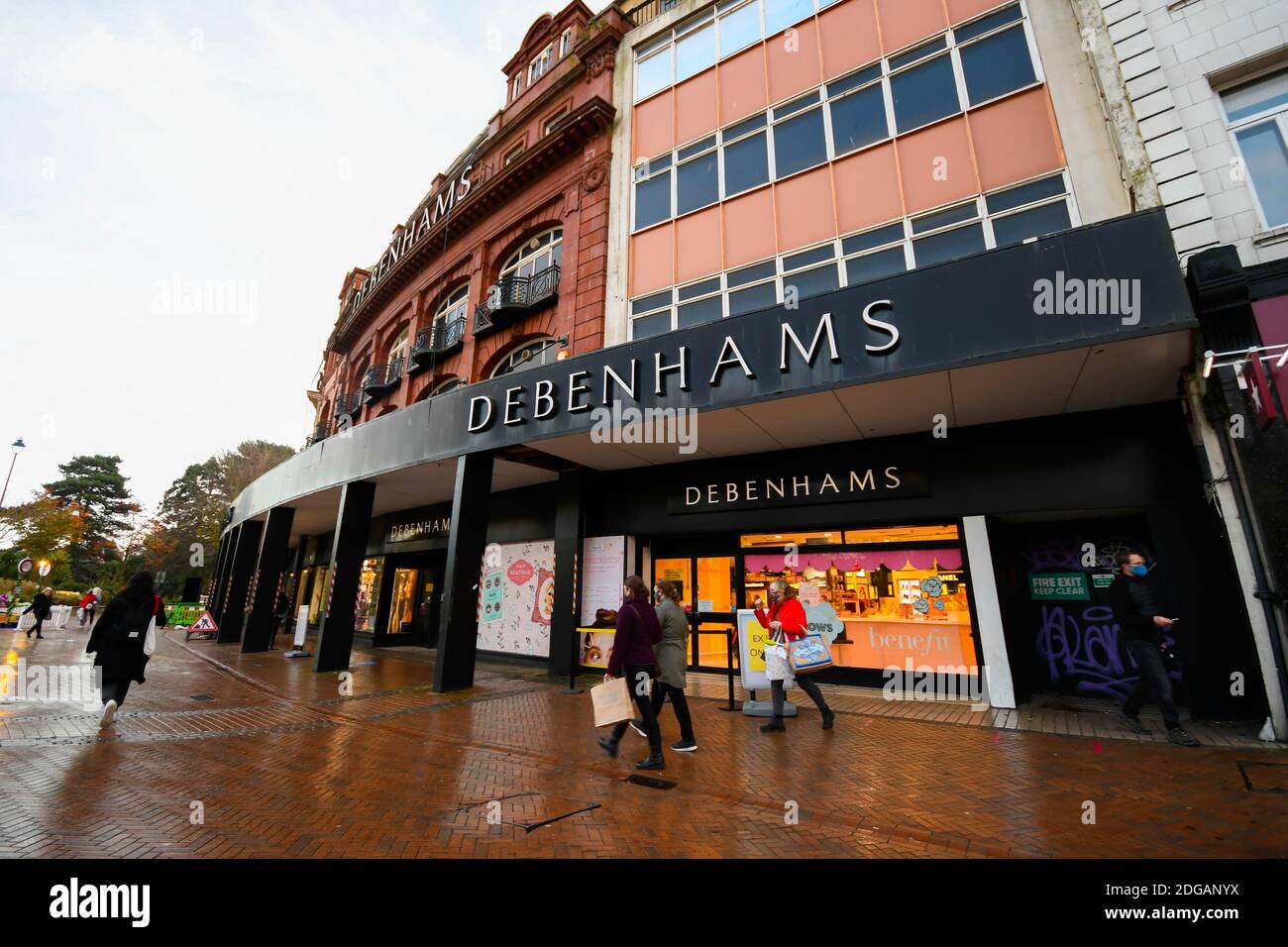 Bournemouth, Dorset, Großbritannien. Dezember 2020. Allgemeine Ansicht außerhalb des Debenhams Kaufhauses in Bournemouth in Dorset, das geschlossen werden soll, wenn ein Rettungsvertrag mit Fraser Groups Mike Ashley abgelehnt wird. Bild: Graham Hunt/Alamy Live News Stockfoto