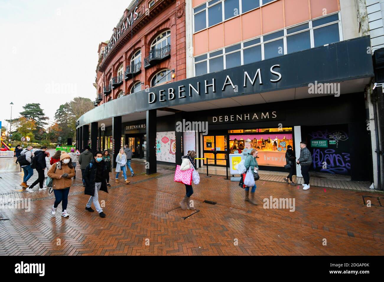 Bournemouth, Dorset, Großbritannien. Dezember 2020. Allgemeine Ansicht außerhalb des Debenhams Kaufhauses in Bournemouth in Dorset, das geschlossen werden soll, wenn ein Rettungsvertrag mit Fraser Groups Mike Ashley abgelehnt wird. Bild: Graham Hunt/Alamy Live News Stockfoto