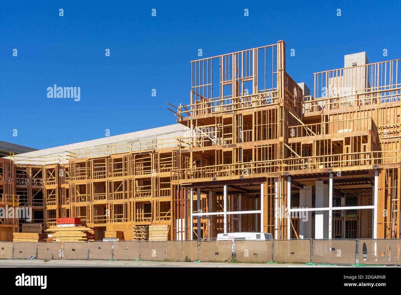 Brea, CA / USA – 27. November 2020: Baustelle eines mehrstufigen Gebäudes in der Orange County City of Brea, Kalifornien. Stockfoto