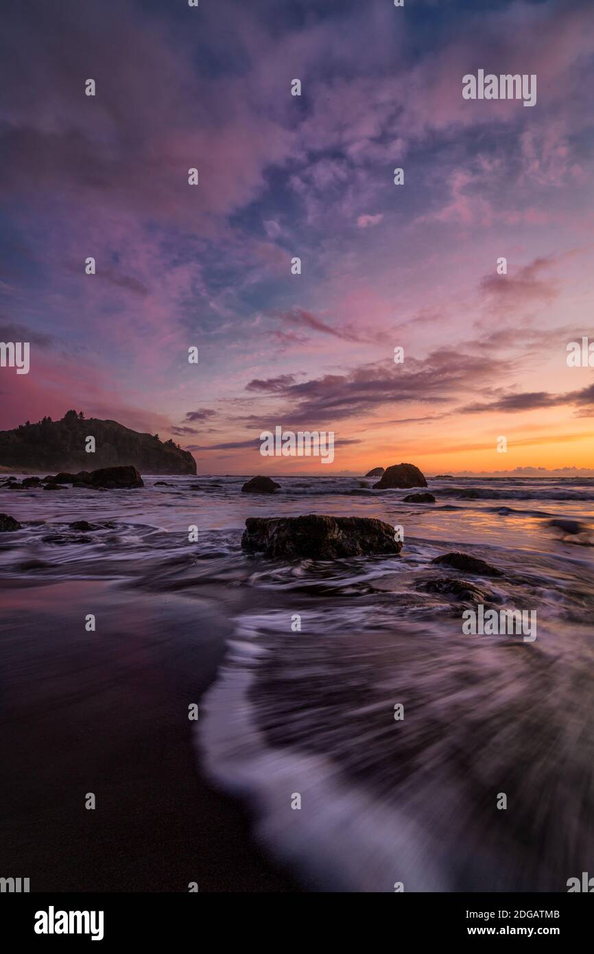 Sonnenuntergang an einem Rocky Beach in Trinidad, Kalifornien Stockfoto