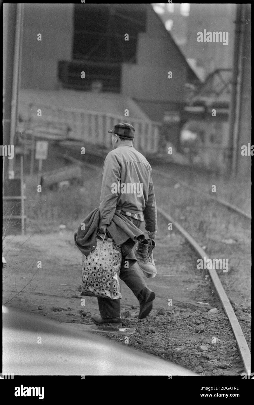 Arbeiter verlassen Youngstowns Jones & Laughlin Brier Hill Works (ehemals Youngstown Sheet and Tube) zum letzten Mal im Dezember 1979. Die Entlassungen waren die jüngste weitverbreitete Stillstandsdauer der Stahlwerke in Youngstown, Ohio, wo die Stahlherstellung einst die Hauptstütze der lokalen Wirtschaft war. Mehr als 1,200 Arbeiter verloren auf dem Höhepunkt der Ferienzeit Arbeitsplätze. Stockfoto