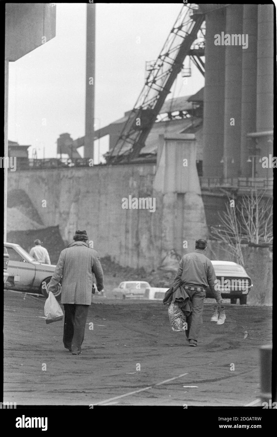Arbeiter verlassen Youngstowns Jones & Laughlin Brier Hill Works (ehemals Youngstown Sheet and Tube) zum letzten Mal im Dezember 1979. Die Entlassungen waren die jüngste weitverbreitete Stillstandsdauer der Stahlwerke in Youngstown, Ohio, wo die Stahlherstellung einst die Hauptstütze der lokalen Wirtschaft war. Mehr als 1,200 Arbeiter verloren auf dem Höhepunkt der Ferienzeit Arbeitsplätze. Stockfoto