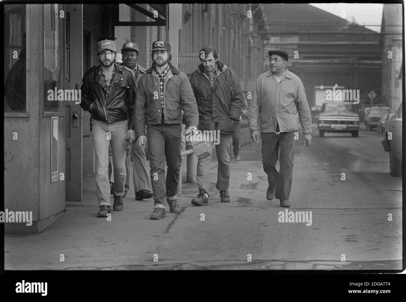 Arbeiter verlassen Youngstowns Jones & Laughlin Brier Hill Works (ehemals Youngstown Sheet and Tube) zum letzten Mal im Dezember 1979. Die Entlassungen waren die jüngste weitverbreitete Stillstandsdauer der Stahlwerke in Youngstown, Ohio, wo die Stahlherstellung einst die Hauptstütze der lokalen Wirtschaft war. Mehr als 1,200 Arbeiter verloren auf dem Höhepunkt der Ferienzeit Arbeitsplätze. Stockfoto