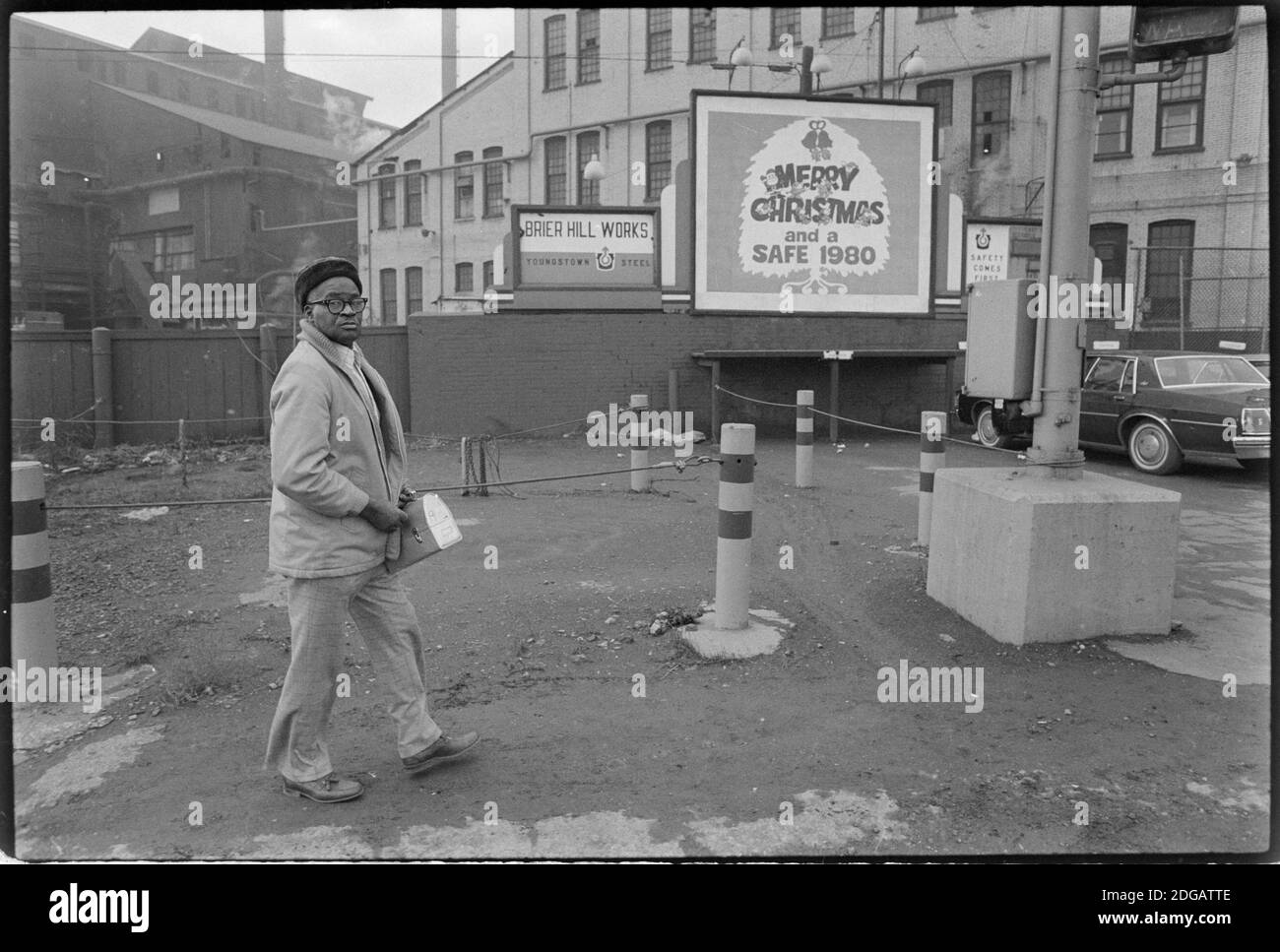 Arbeiter verlassen Youngstowns Jones & Laughlin Brier Hill Works (ehemals Youngstown Sheet and Tube) zum letzten Mal im Dezember 1979. Die Entlassungen waren die jüngste weitverbreitete Stillstandsdauer der Stahlwerke in Youngstown, Ohio, wo die Stahlherstellung einst die Hauptstütze der lokalen Wirtschaft war. Mehr als 1,200 Arbeiter verloren auf dem Höhepunkt der Ferienzeit Arbeitsplätze. Stockfoto