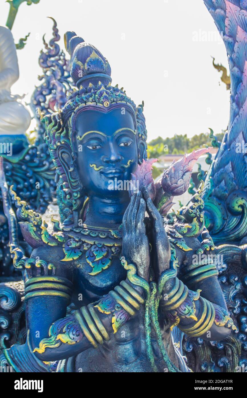 Skulptur von Himavanta Wildtieren im Wat Rong Suea Ten Tempel, Chiang Rai, Thailand. Der Himavanta ist ein legendärer Wald, der die Basis von umgibt Stockfoto