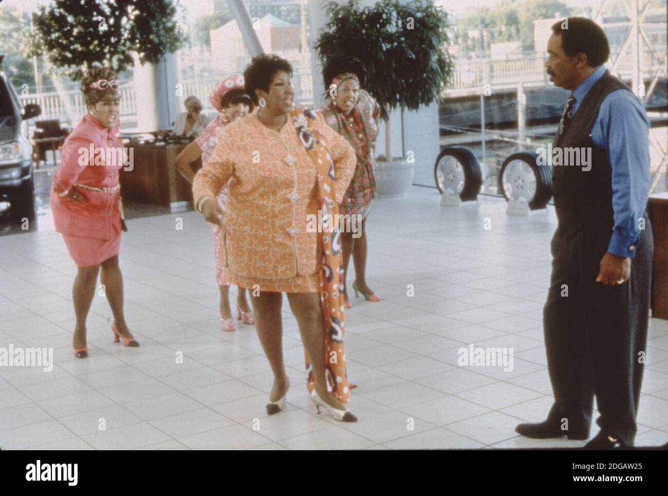 Aretha Franklin (c) wiedergibt ihre Rolle als Ehefrau von Matt Murphy (r) in Blues Brothers 2000 Stockfoto