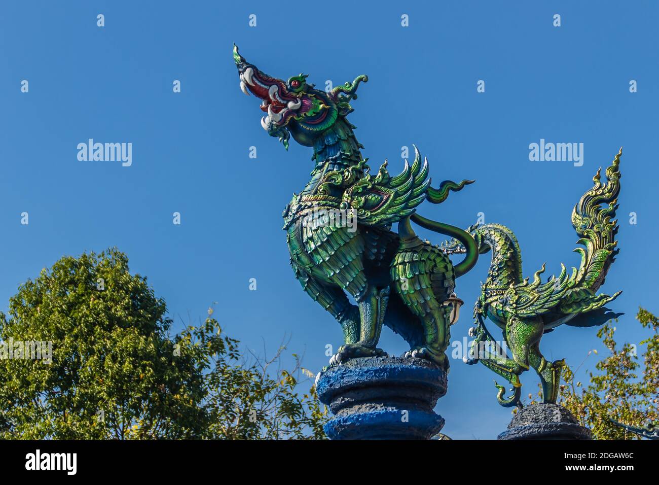 Skulptur von Himavanta Wildtieren im Wat Rong Suea Ten Tempel, Chiang Rai, Thailand. Der Himavanta ist ein legendärer Wald, der die Basis von umgibt Stockfoto