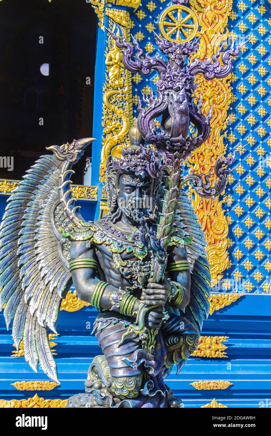 Skulptur von Himavanta Wildtieren im Wat Rong Suea Ten Tempel, Chiang Rai, Thailand. Der Himavanta ist ein legendärer Wald, der die Basis von umgibt Stockfoto