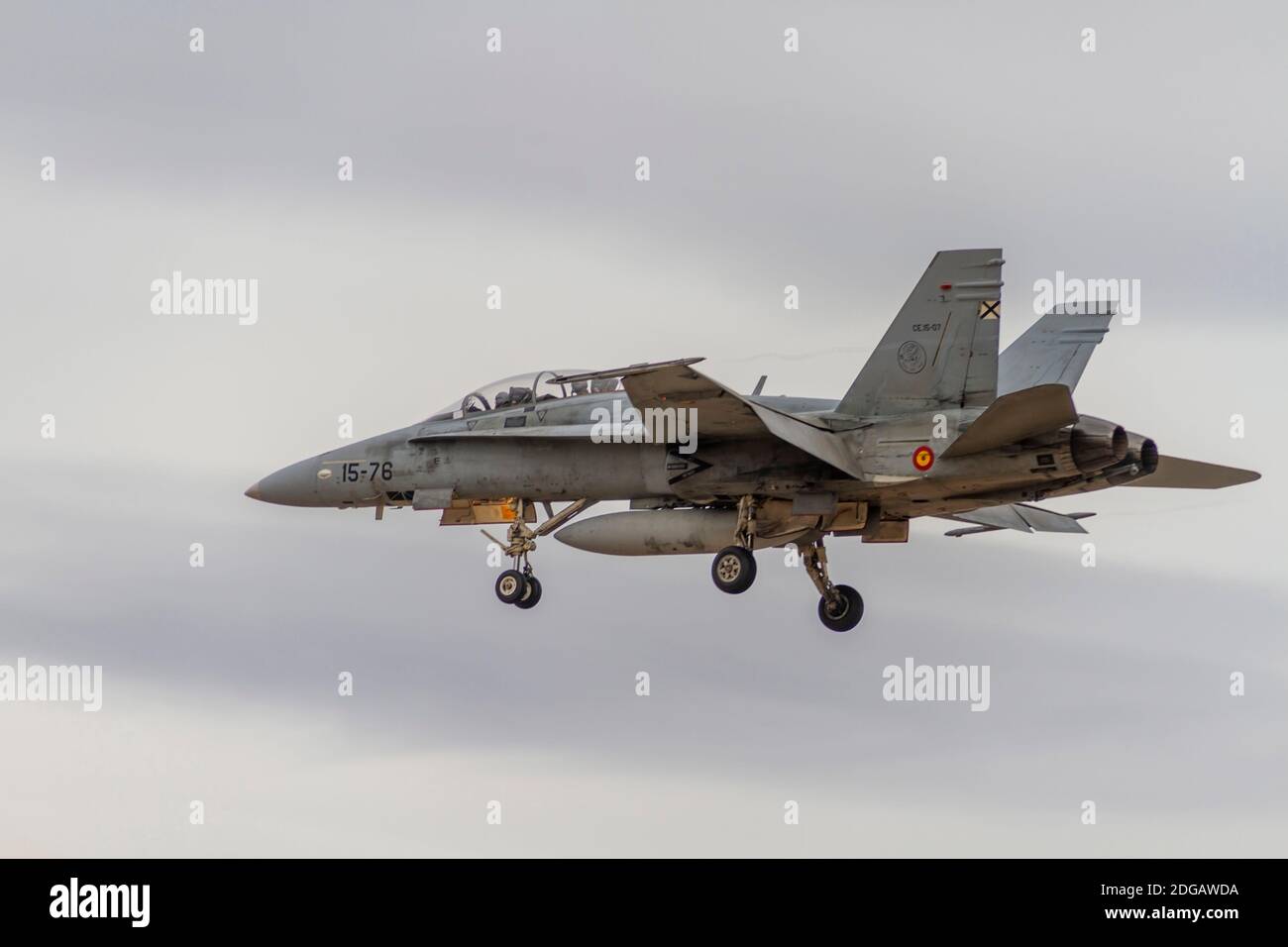 Zaragoza, SPANIEN - 1. Dezember 2020 - F-A-18A + Hornet Zweisitzer-Kampfflugzeug, das zur Militärbasis Zaragoza der spanischen Luftwaffe auf Trai gehört Stockfoto