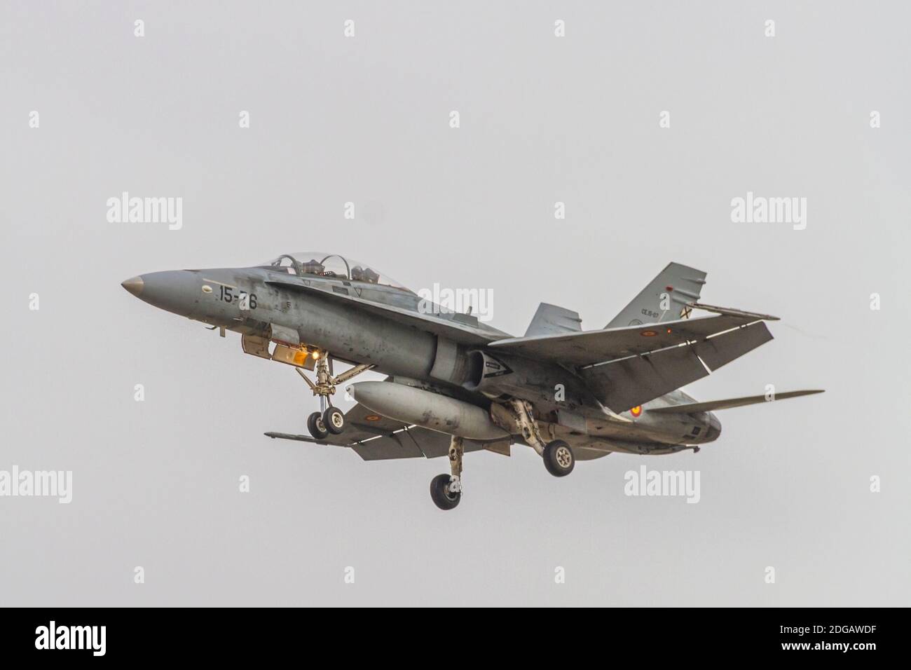 Zaragoza, SPANIEN - 1. Dezember 2020 - F-A-18A + Hornet Zweisitzer-Kampfflugzeug, das zur Militärbasis Zaragoza der spanischen Luftwaffe gehört Stockfoto