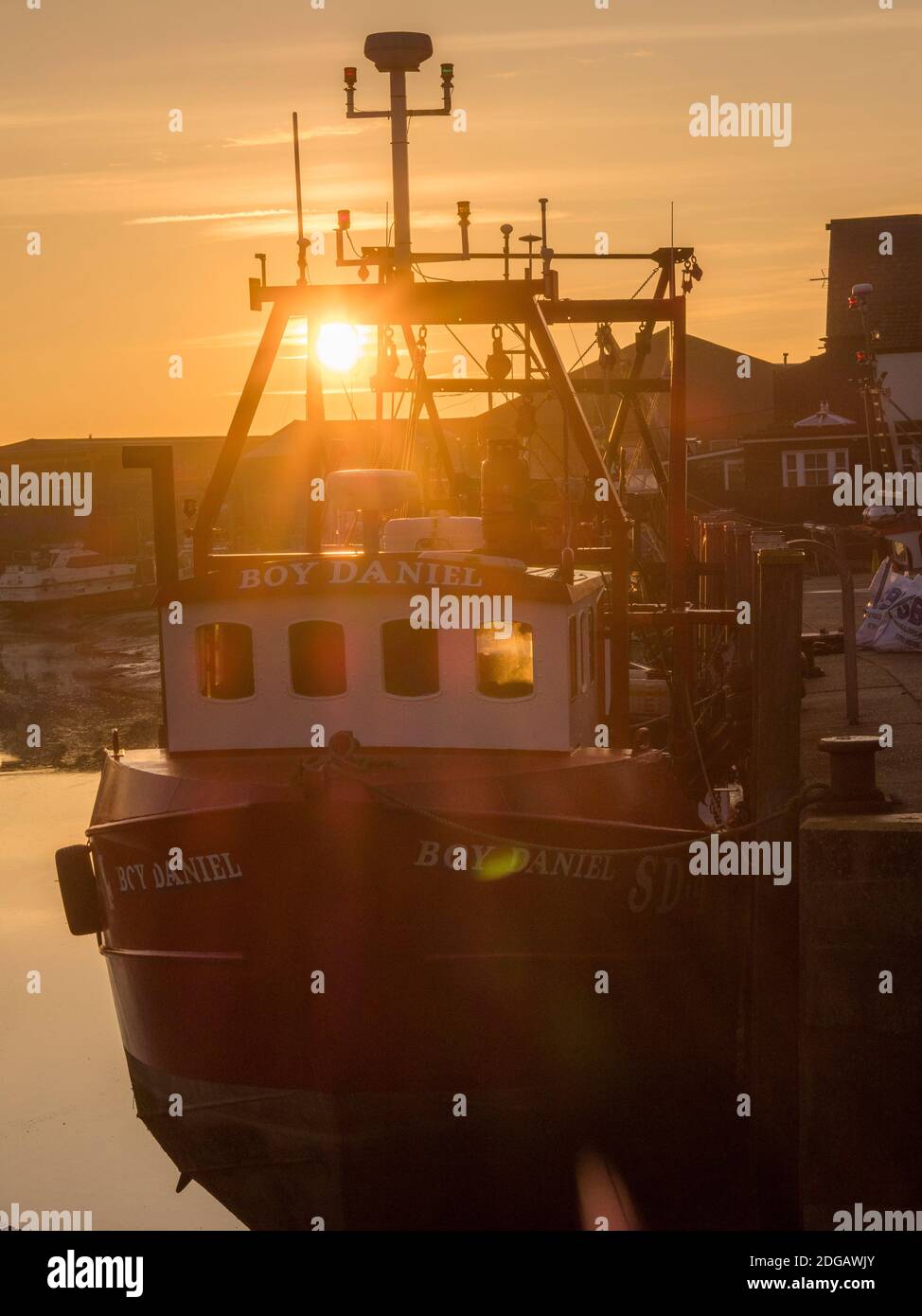 Queenborough, Kent, Großbritannien. Dezember 2020. Sonnenuntergang hinter Fischerbooten in Queenborough Creek, Kent, wenn die Brexit-Frist näher rückt. Kredit: James Bell/Alamy Live Nachrichten Stockfoto