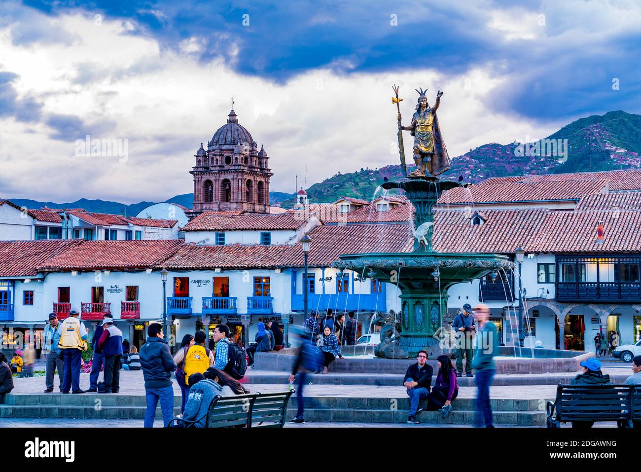 Blick auf die Plaza de Armas in Cusco am Abend Mit der Statue von Pachacuti Stockfoto