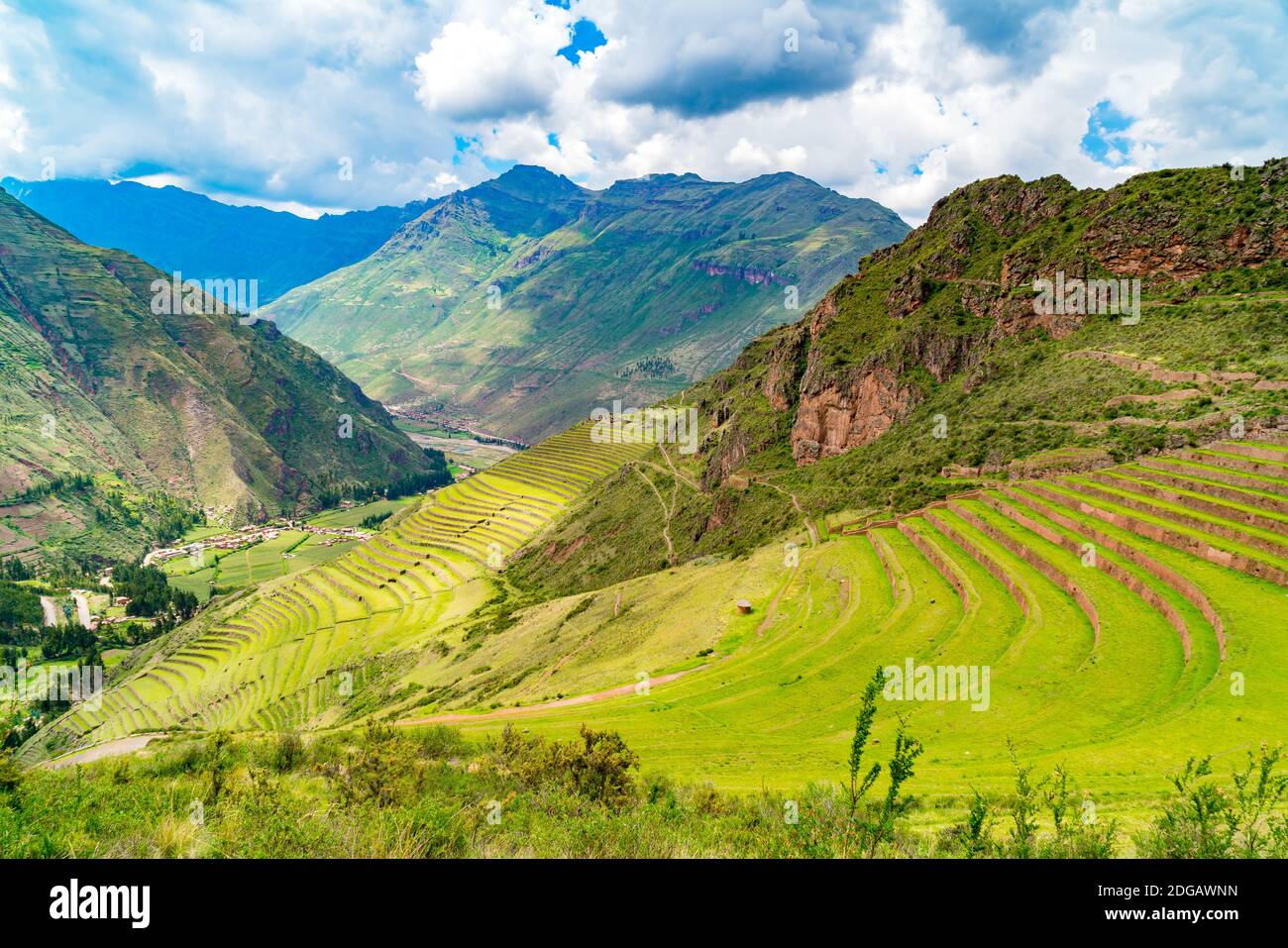 Blick auf die Inca-Terrasse auf dem Berg in Inca Sacred Valley in Pisac, Peru Stockfoto