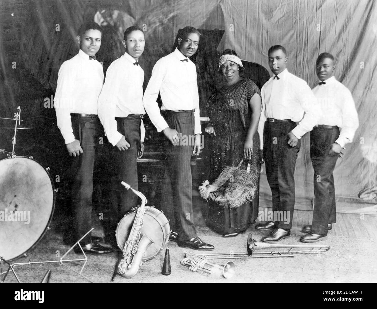 GERTRUDE 'MA' RAINEY (1886-1939) mit der Wild Cats Jazz Band Etwa 1928 mit dem Gründer der Band, Thomas 'Georgia Tom' Dorsey Am Klavier mit Tampa Red Second von links Stockfoto