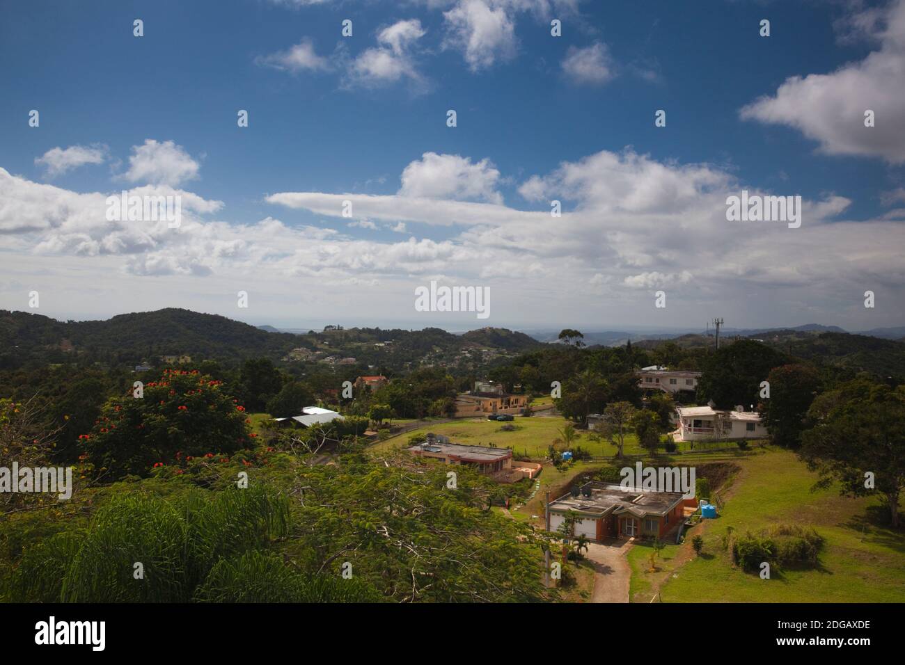Blick auf eine Stadt vom Mirador La Piedra Degetau auf der Ruta Panoramica, Aibonito, Zentralgebirge, Puerto Rico Stockfoto
