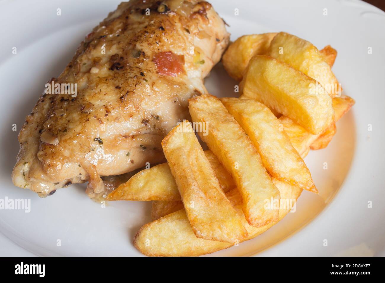 Ein Teller Hühnerfutter mit Gemüse und Kartoffeln. Stockfoto