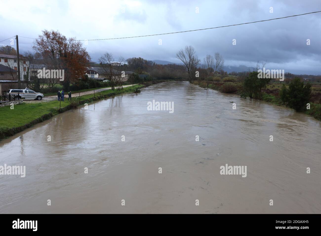 Cassino, Italia - 8 dicembre 2020: Allerta rossa in lazio e in campania per le forti piogge, il Gari in piena nella frazione di Sant'Angelo in Theodice Stockfoto