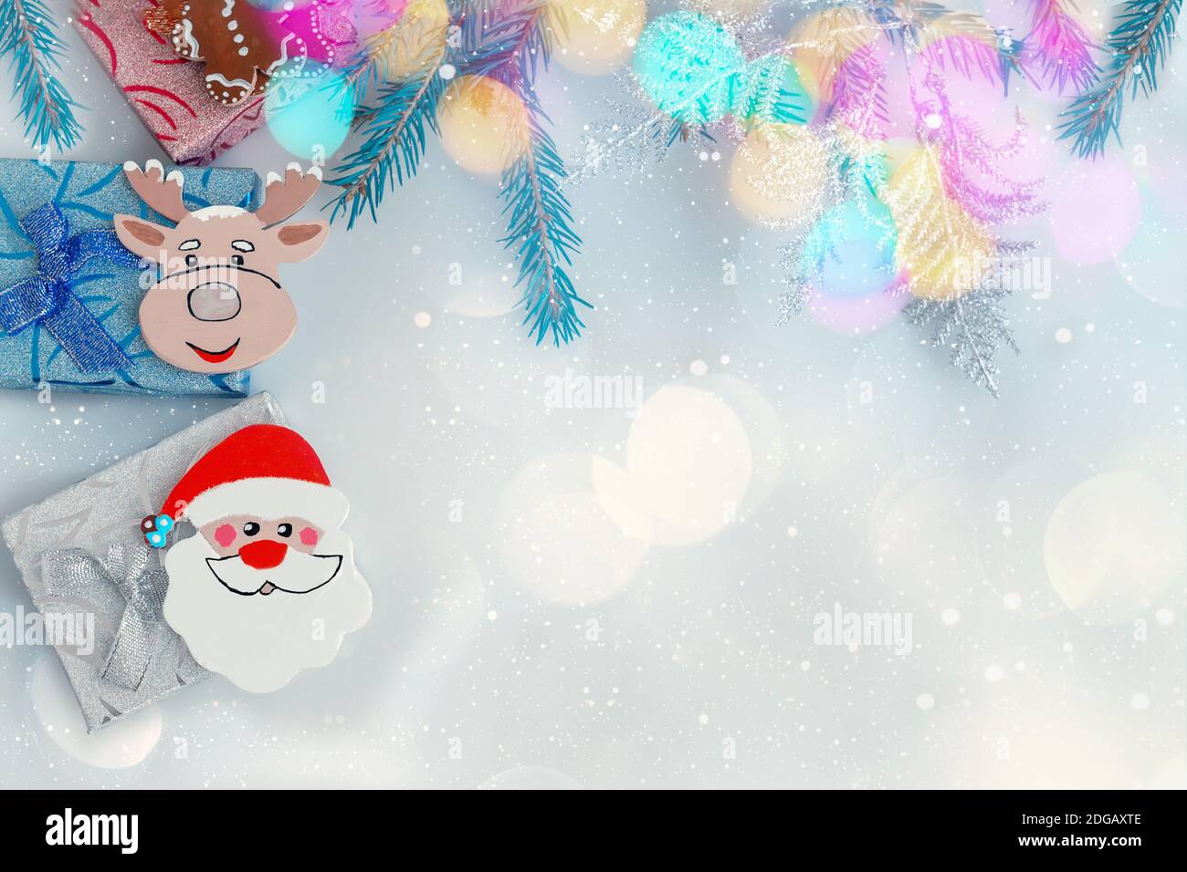 Spielzeug Weihnachtsmann und Elch Elch auf Geschenk-Boxen. Animation für eine glückliche Neujahrskarte. Weihnachtskarte. Hintergrund für den Text. Stockfoto