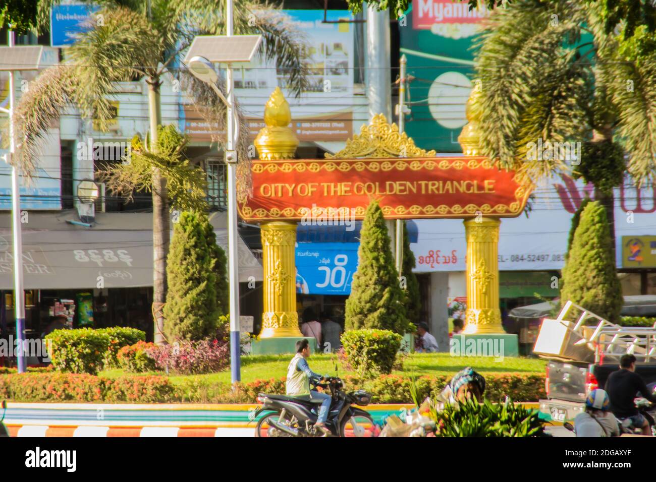 Tachileik, Myanmar - 18. November 2017: Touristen besuchten Tachileik Grenzmarkt von Mae Sai, Thailand. Tachilek oder Tha Khi Lek ist eine Grenzstadt in t Stockfoto