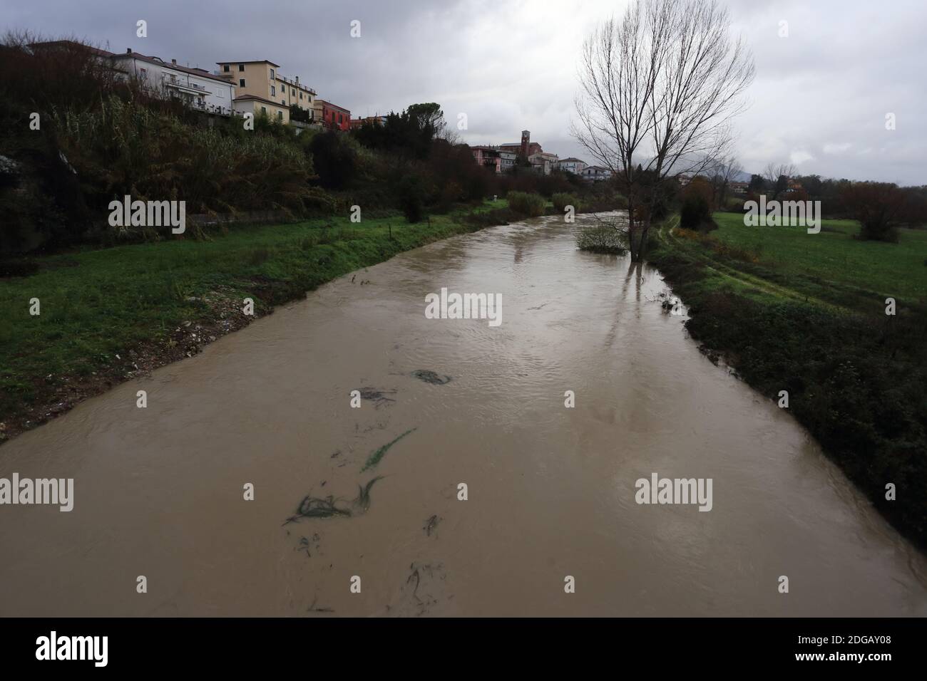 Cassino, Italia - 8 dicembre 2020: Allerta rossa in lazio e in campania per le forti piogge, il Gari in piena nella frazione di Sant'Angelo in Theodice Stockfoto