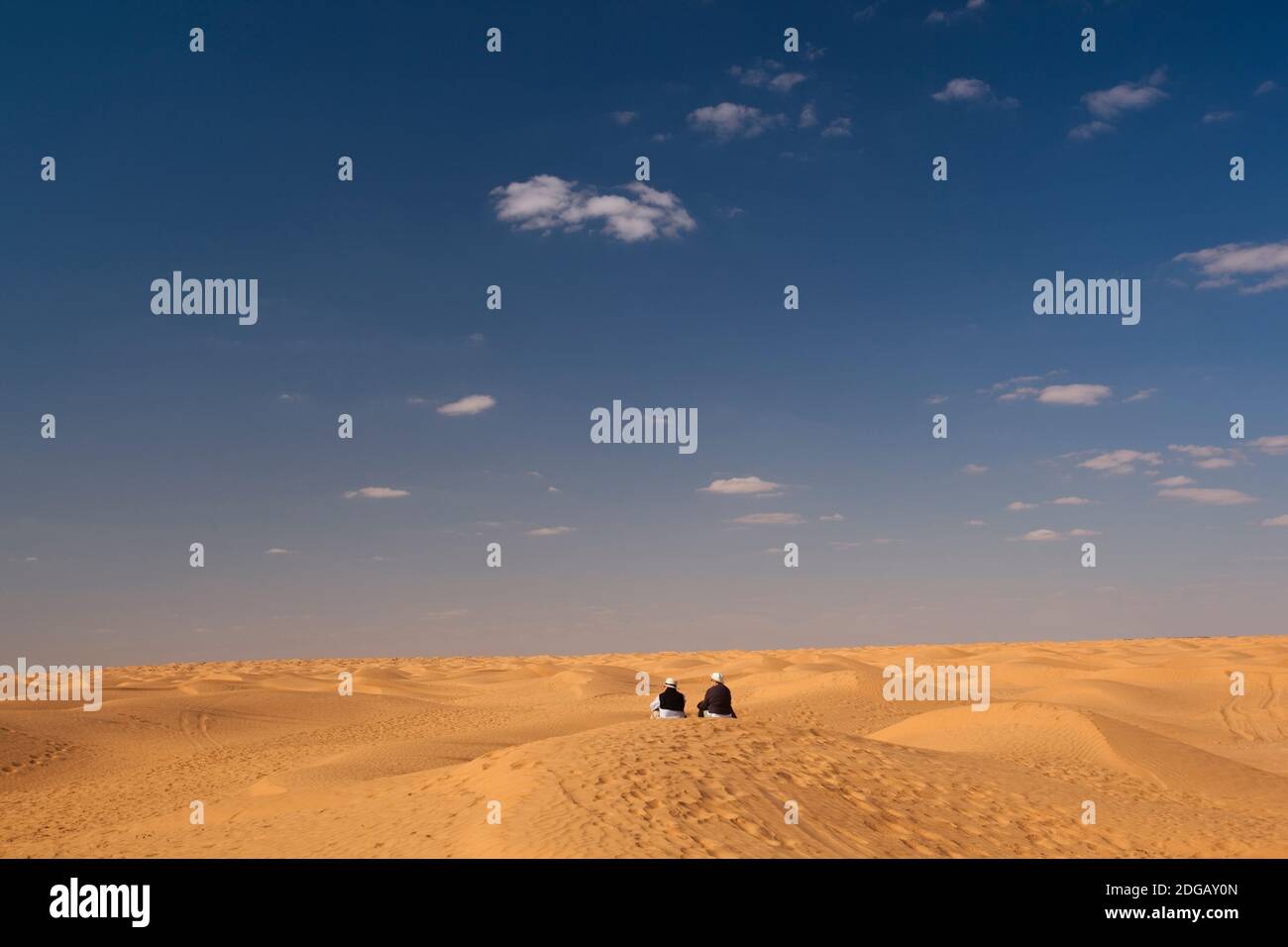 Zwei Menschen in der Wüste, Grand Erg Oriental, Ksar Ghilane, El Ksour, Kef Governorate, Tunesien Stockfoto