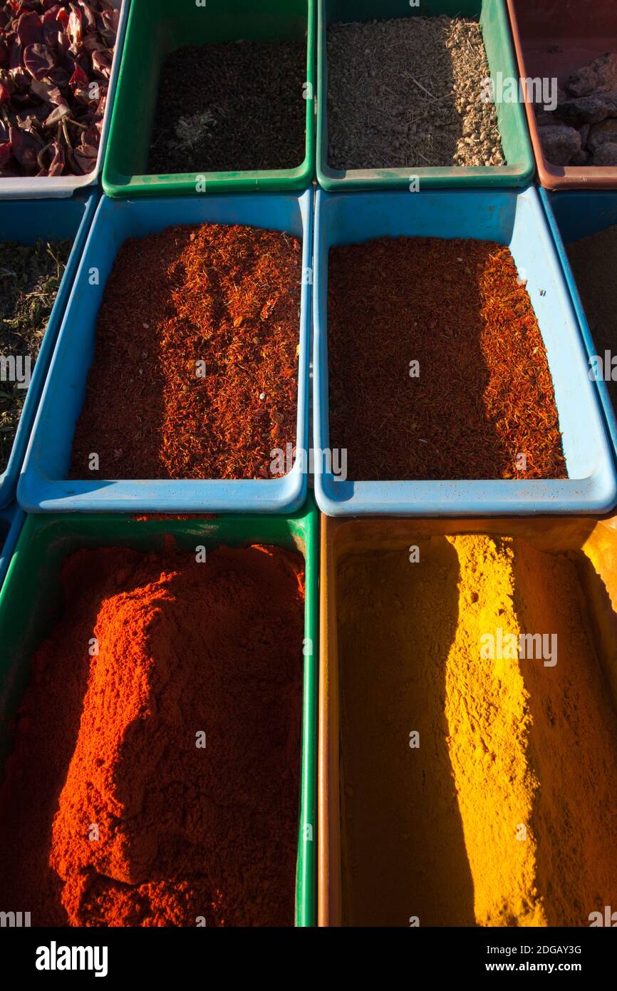 Blick auf verschiedene Gewürze an einem Marktstand, Douz, Sahara Wüste, Tunesien Stockfoto