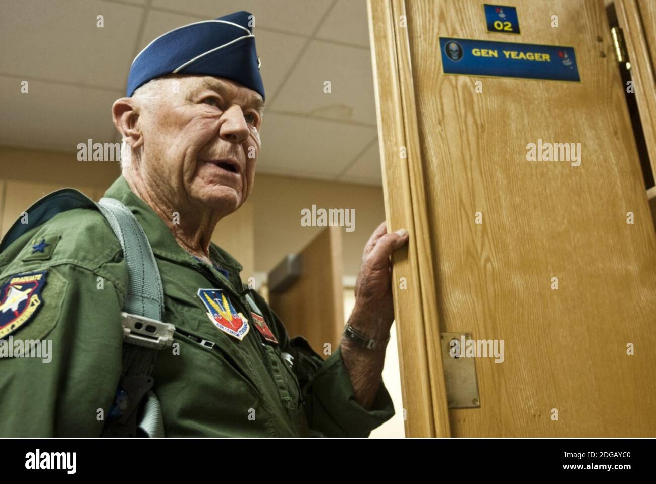 USA. Oktober 2012. United States Air Force Brig. General Chuck Yeager, pensioniert, ist vor seinem Flug am 14. Oktober 2012 auf der Nellis Air Force Base, Nev. Yeager, der erste Pilot, der die Schallmauer durchbricht, beim 65. Jahrestag seines historischen Fluges mit einem F-15D Eagle anzuziehen. (Foto von Airman 1st Class Jason Couillard/Nellis AFB Public Affairs via Credit: SIPA USA/Alamy Live News Stockfoto