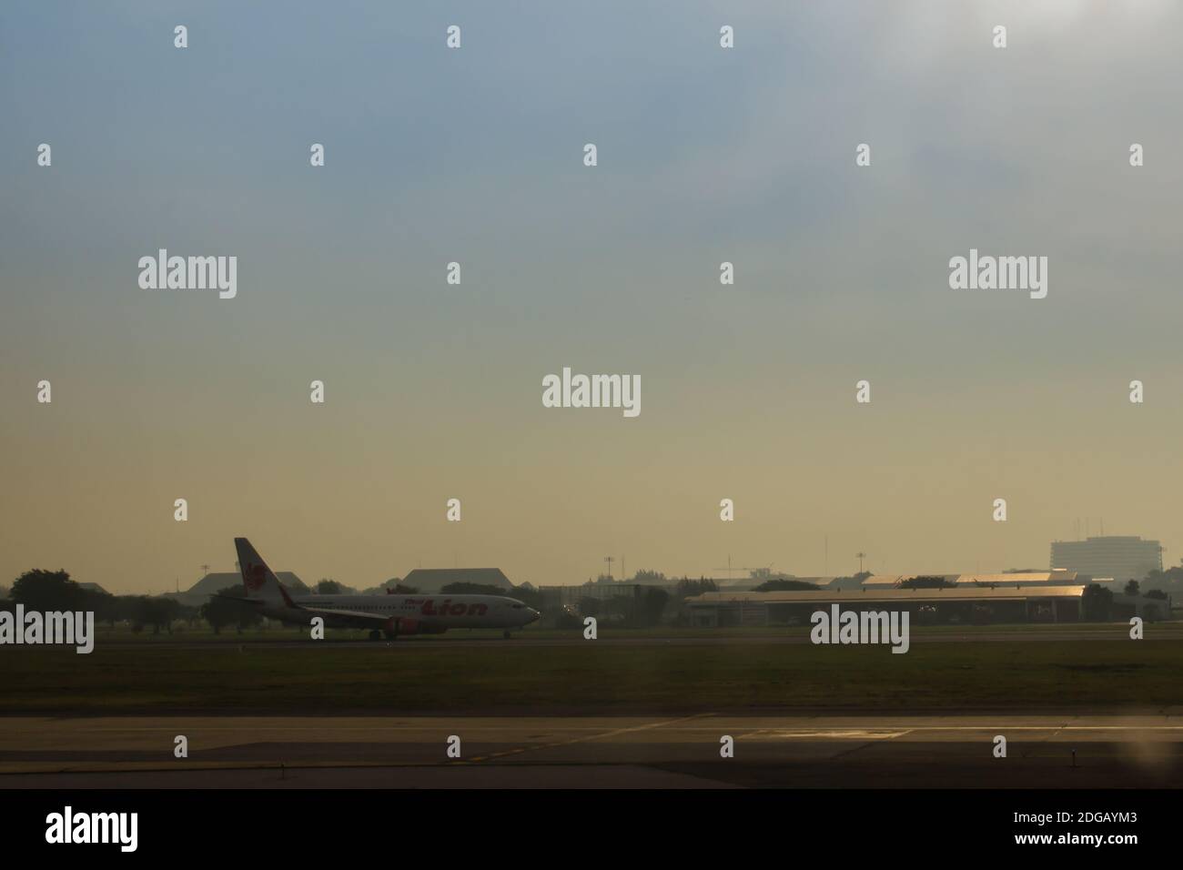 Bangkok, Thailand - 18. November 2017: Thai LionAir Airplane rollt auf der Start- und Landebahn, bevor es am Don Muang Airport, dem alten internationalen Flughafen, abfliegt Stockfoto