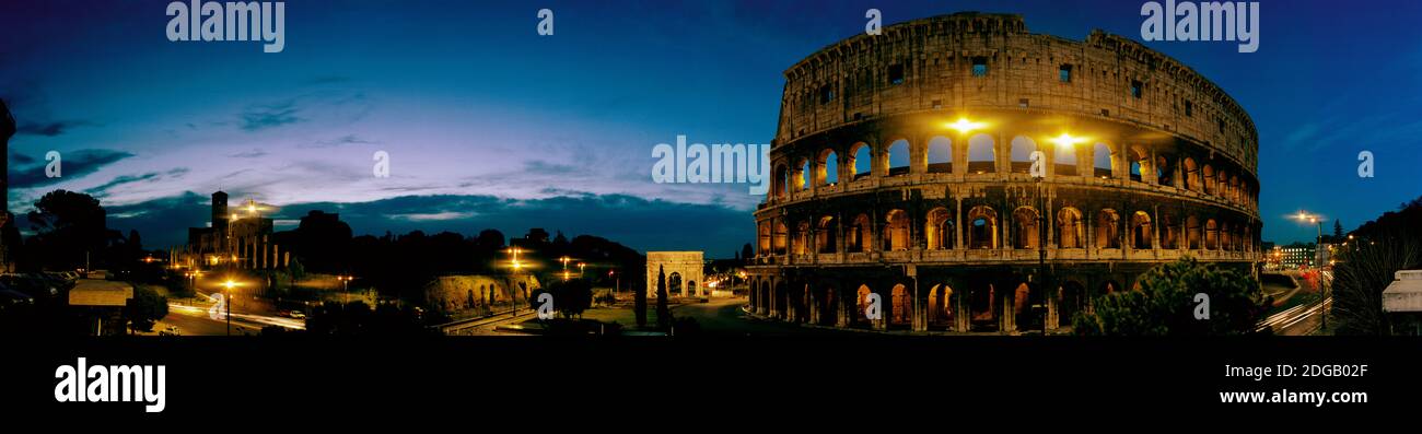 Amphitheater in der Abenddämmerung, Kolosseum, Rom, Latium, Italien Stockfoto