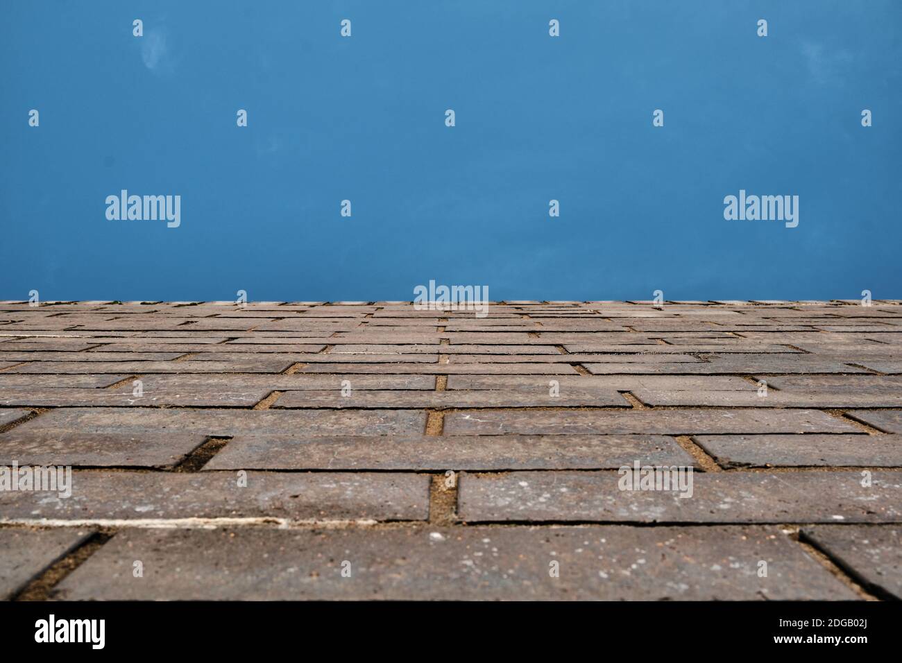 Gemauerte Wand und blauer Himmel Stockfoto