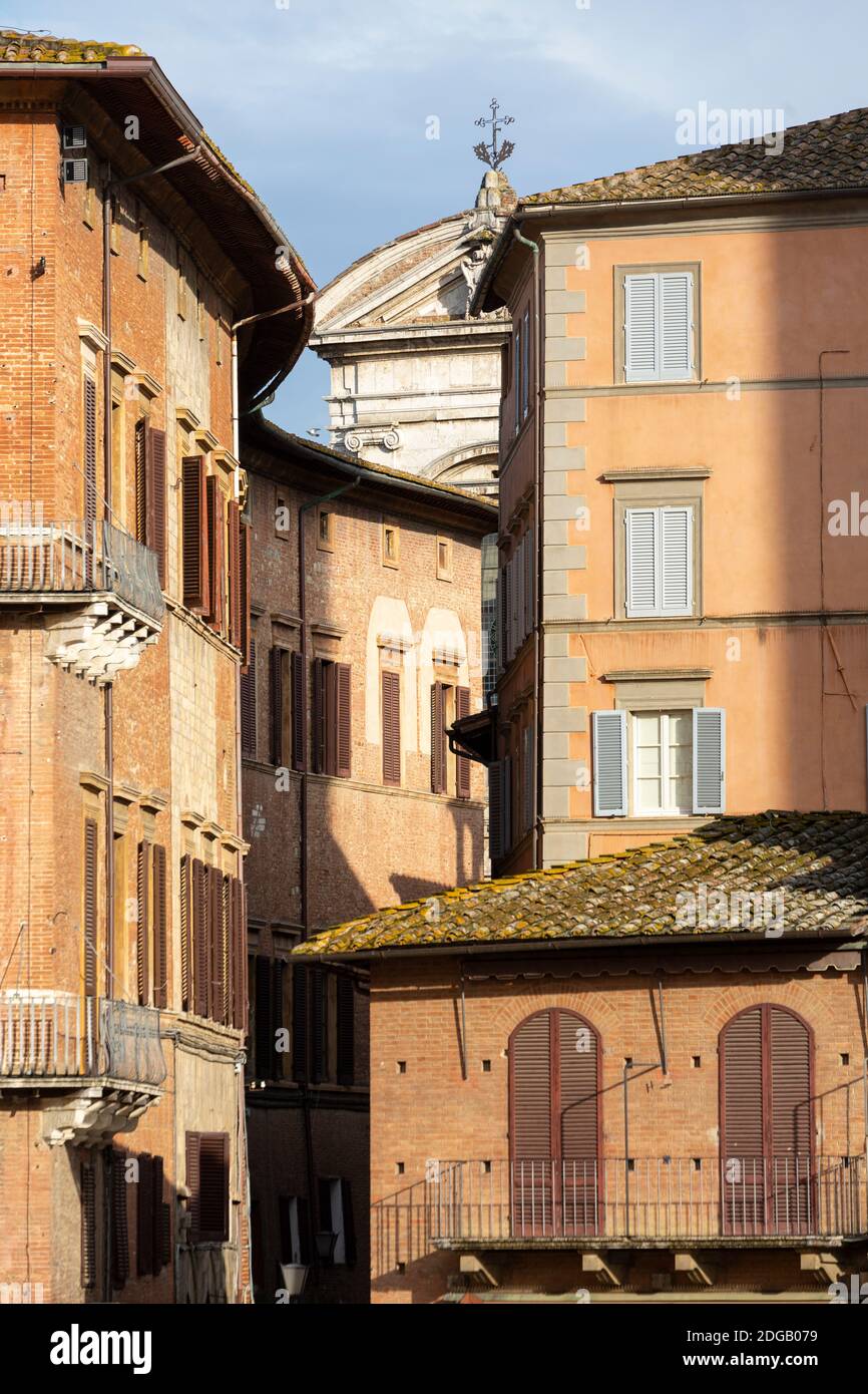 Blick auf die Spitze der Chiesa di San Martino durch eine Gasse, von der Piazza del Campo aus gesehen, Siena, Toskana, Italien Stockfoto