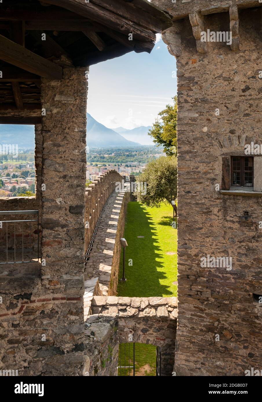 Blick vom Schloss Montebello auf einem felsigen Hügel östlich von Bellinzona, Tessin, Schweiz Stockfoto