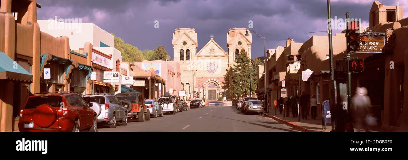 Straße in Richtung St. Francis Cathedral, Santa Fe, New Mexico, USA Stockfoto