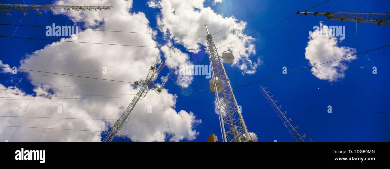 Low-Angle-Ansicht von Radioantennen, Tucson Mountain Park, Tucson, Arizona, USA Stockfoto
