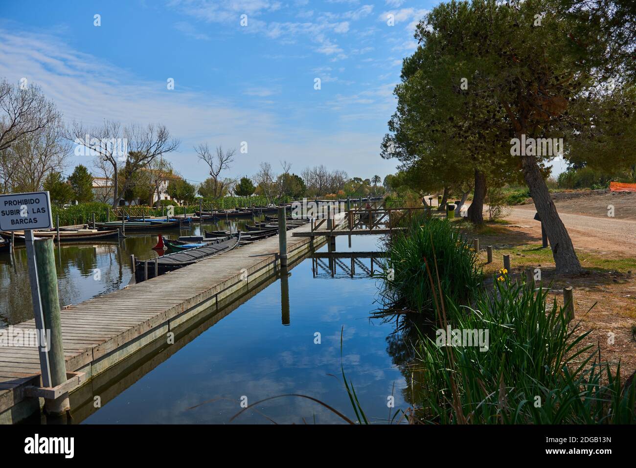 Ein Holzweg im Fischerhafen von Catarroja, Valencia, Spanien Stockfoto