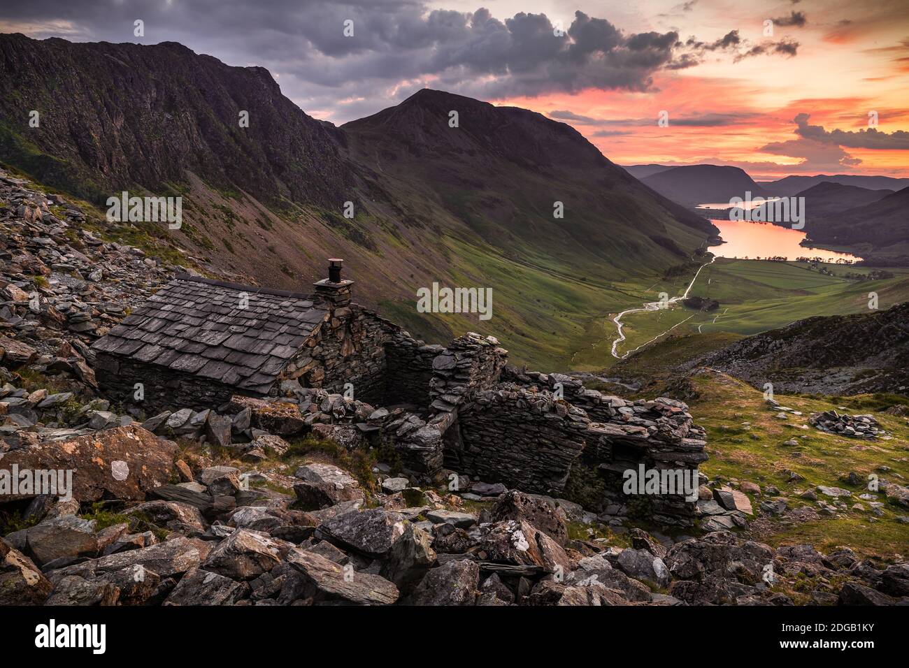 Warnscale Bothy mit Blick auf Buttermere und Crummock Water bei Sonnenuntergang im Lake District, Cumbria, Großbritannien Stockfoto