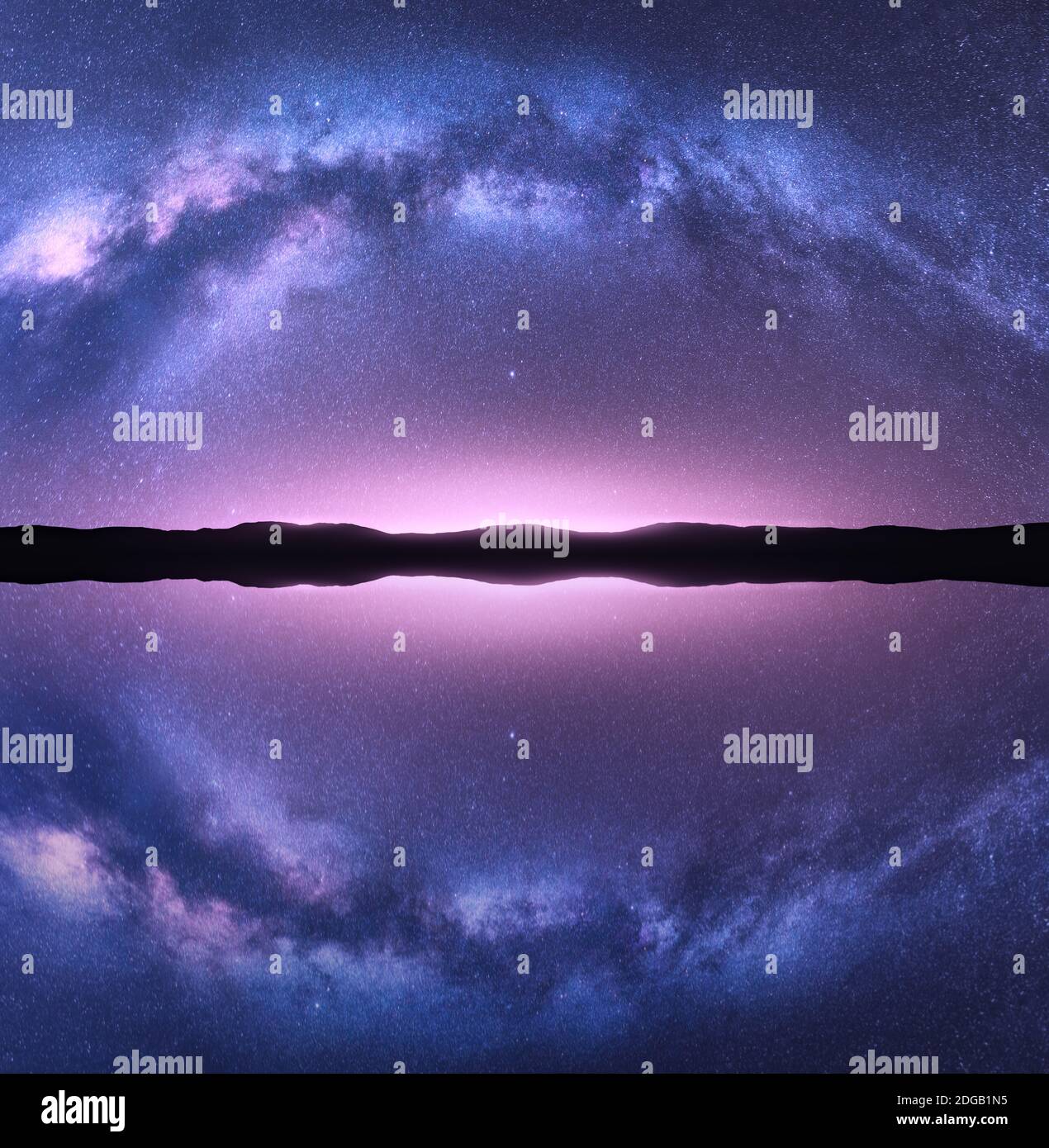 Milchstraße Bogen im Wasser reflektiert. Nachtlandschaft Stockfoto