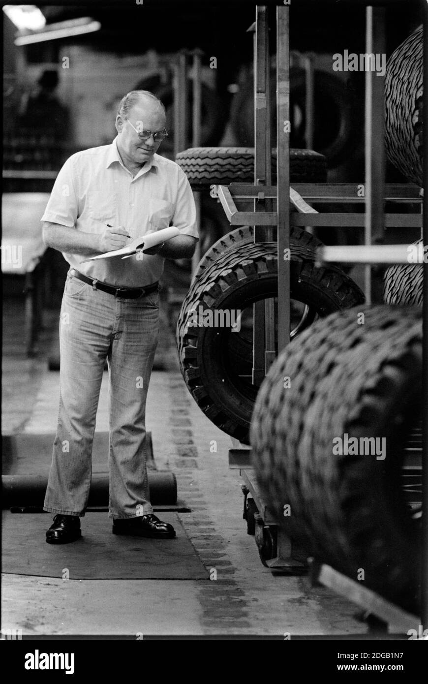 Die Arbeiter der General Tire Company in Akron, Ohio, arbeiten in der letzten Produktionsschicht für die Herstellung von Passagierreifen, bevor die Fabrik am 20. August 1982 endgültig geschlossen wurde. Mehr als 800 Produktionsarbeiter verloren ihre Arbeitsplätze. General Tire war nach Goodyear, B.F. das letzte Unternehmen, das Reifen in Nordost-Ohio-Stadt herstellte Goodrich und Firestone machten Schnitte. Akron war als die Gummihauptstadt der Welt bekannt. Ernie Mastroianni Foto. Stockfoto