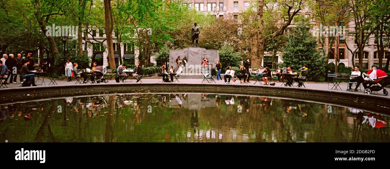 Touristen in einem Park, Madison Square Park, Manhattan, New York City, New York State, USA Stockfoto