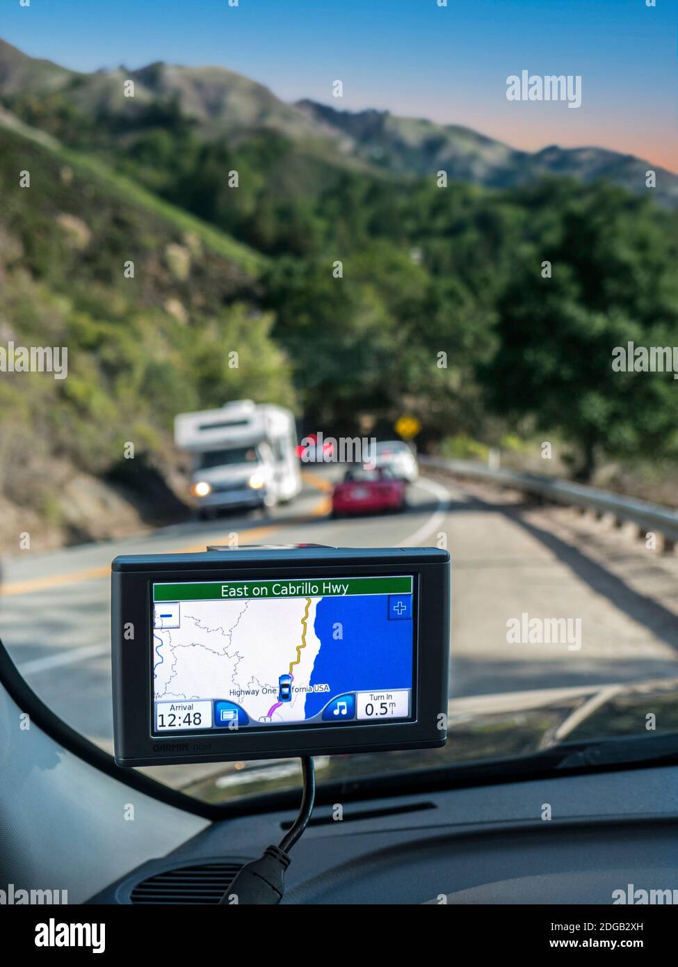 Navi California HIGHWAY ONE Satellitennavigationsbildschirm Nav Nav Anzeige Highway 1 One, East auf Cabrillo Highway mit Autos und Wohnmobil RV auf Urlaub Tour Fahrt auf beliebten Küsten Pazifik Route. Monterey, Pazifischer Ozean, Kalifornien, USA Stockfoto