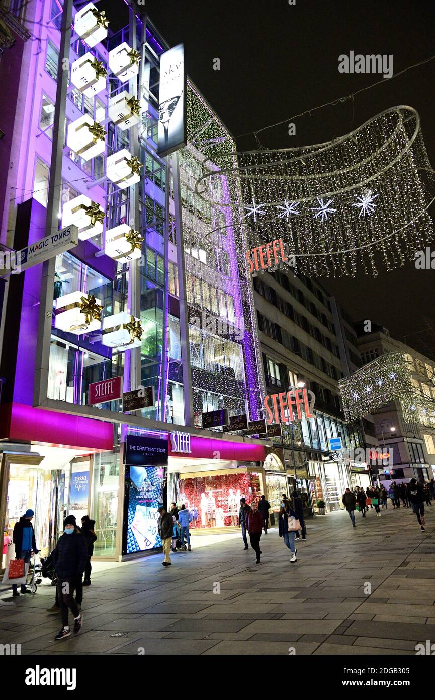 Wien, Österreich. Dezember 2020. Die Corona Ampel für ganz Österreich ist noch rot. Allerdings ist der Handel für das Weihnachtsgeschäft geöffnet und die Einkaufsstraßen in Wien sind gut besucht. Quelle: Franz Perc/Alamy Live News Stockfoto