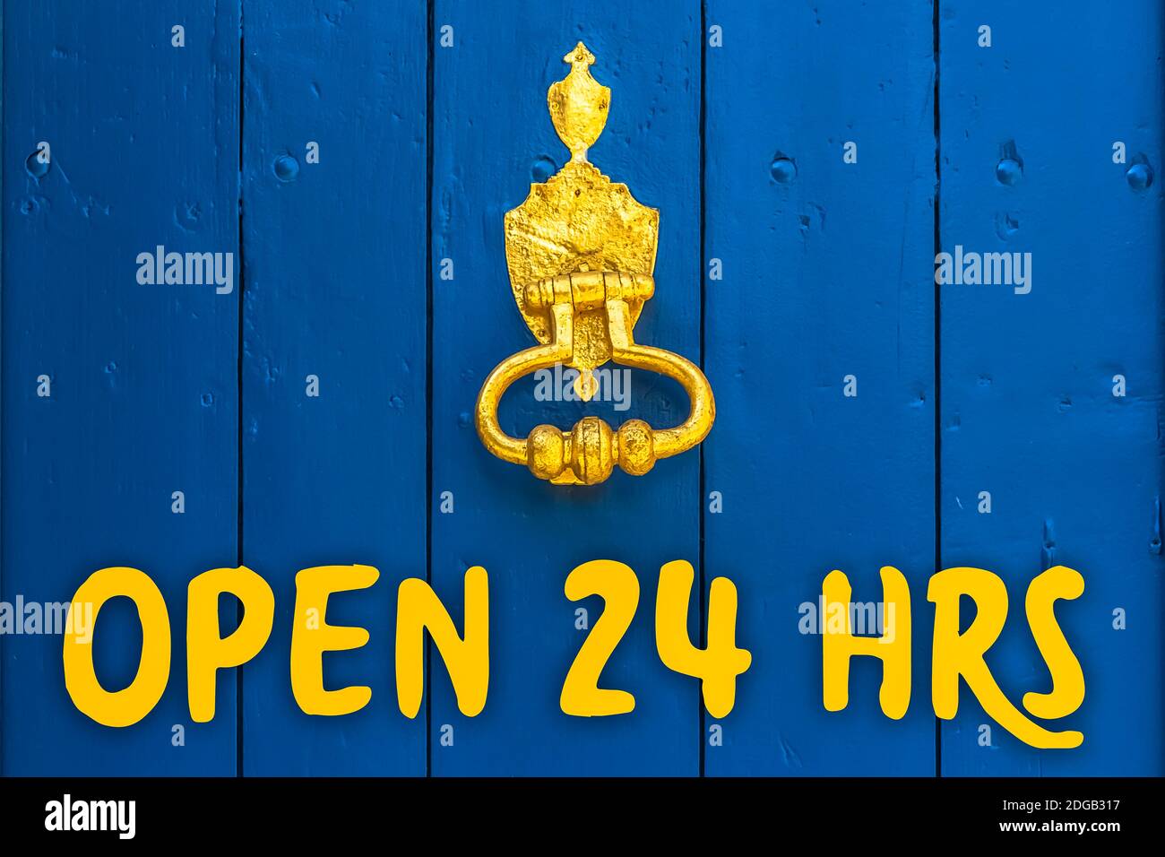 Die Worte Open 24 Hours Written on a Blue Door Mit einem Golden Door Knocker Stockfoto