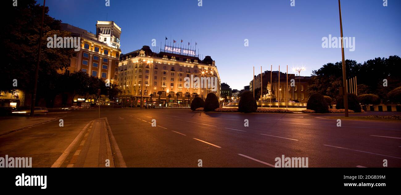 Plaza De Neptuno und Palace Hotel in der Abenddämmerung, Madrid, Spanien Stockfoto